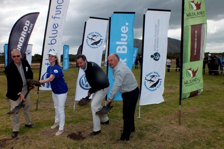 Vlnr is David Polkinghorne, Bridget Harpur, dr Andrew Venter en Wilfred Chivell  tydens  die  sooispit-seremonie van die beplande African Penguin & Seabird Sanctuary